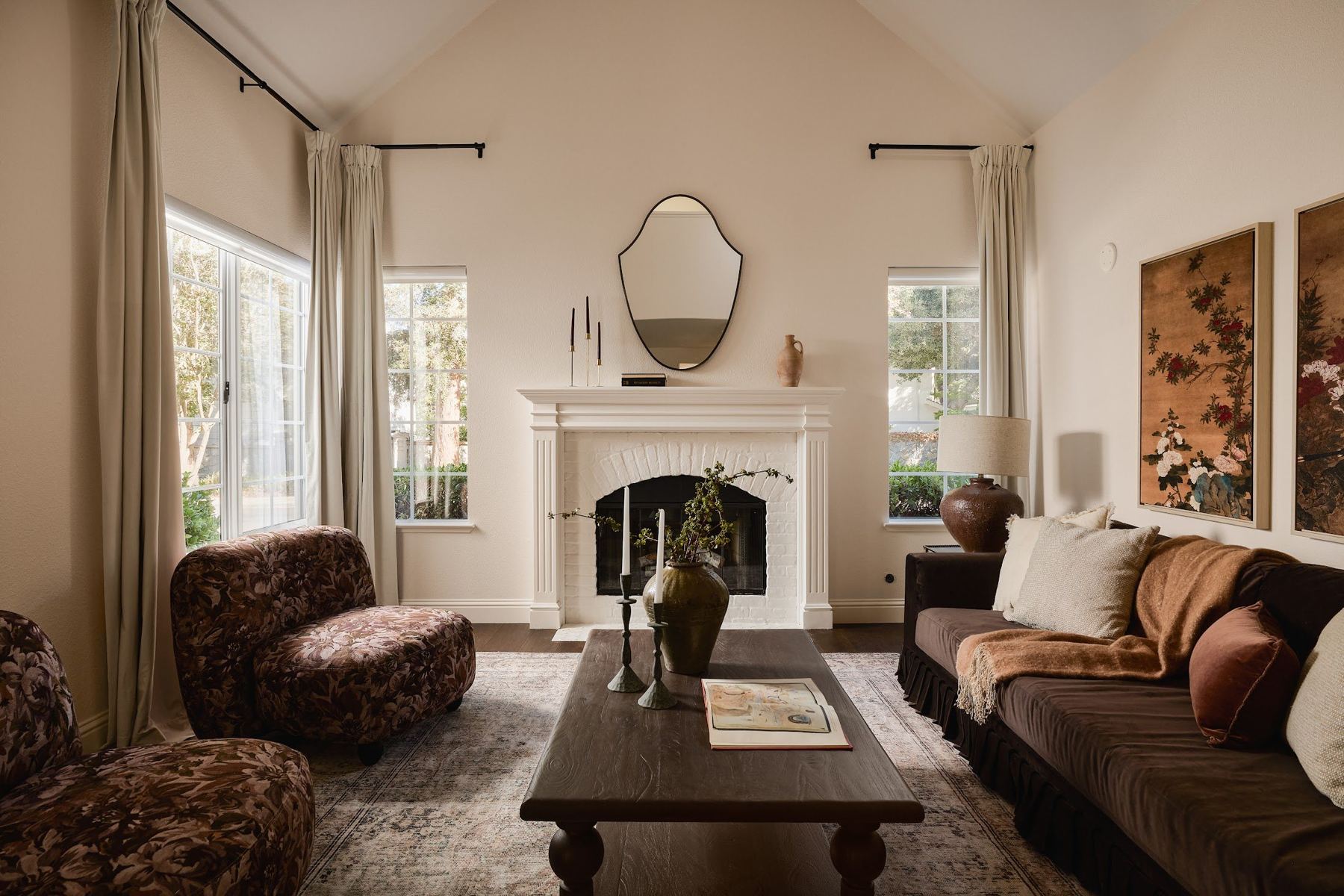 Living room with fireplace, arched mirror and velvet sofa